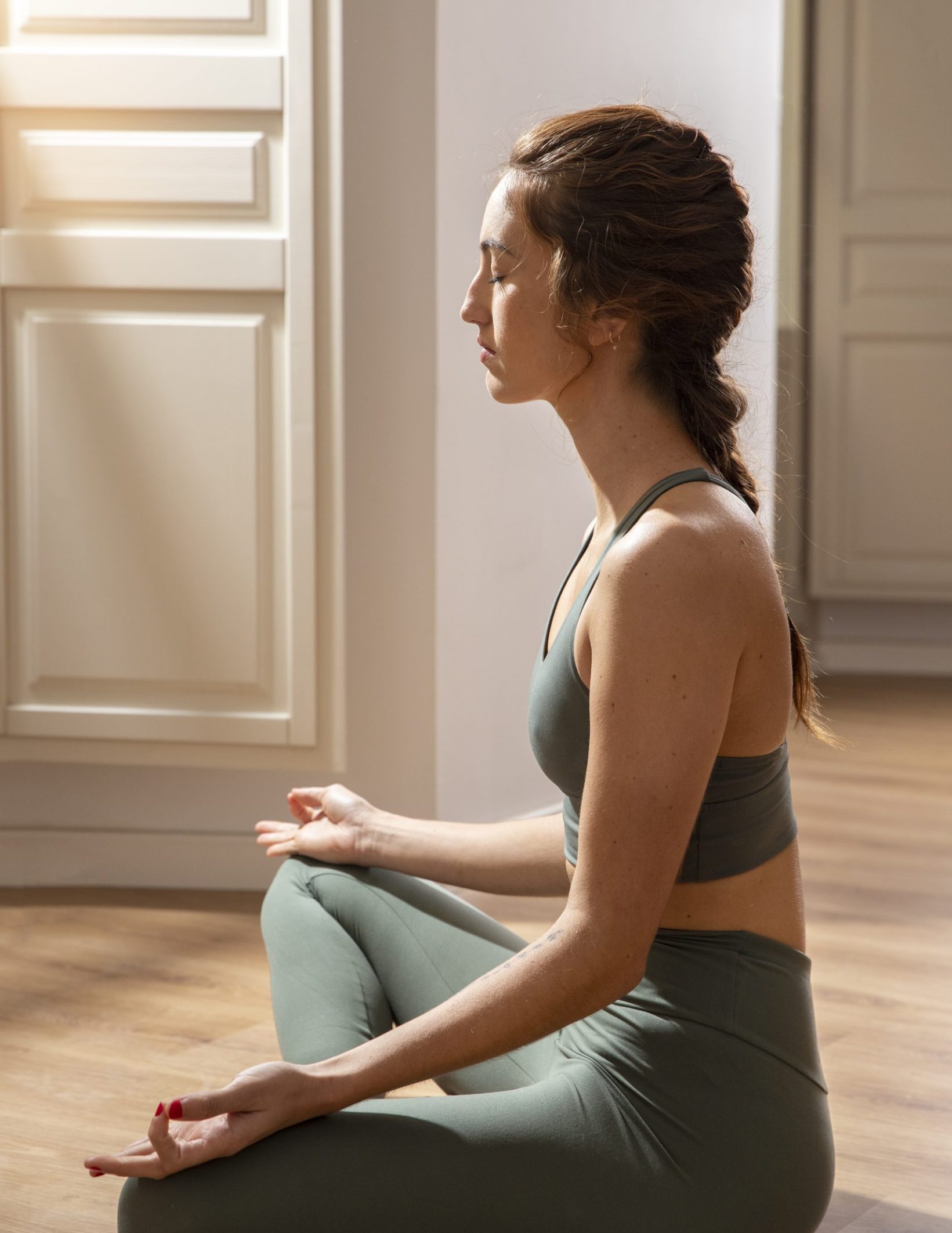 woman-doing-yoga-cleaning-chakra woman-doing-yoga-cleaning-chakra